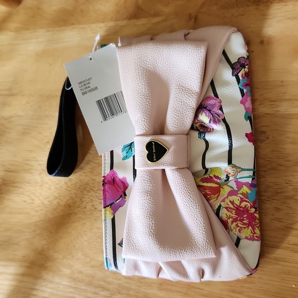 Betsey Johnson Large Bow Wristlet - Picture 1 of 2